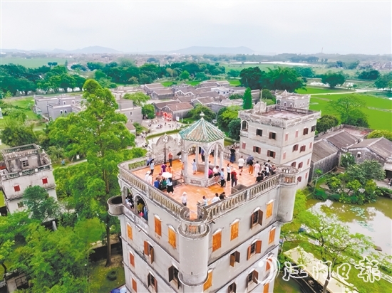 影視拍攝取景地自力村碉樓群吸引眾多游客前往游玩。