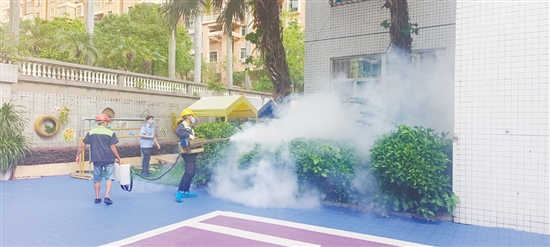 學(xué)校在暑期開展滅蚊工作。