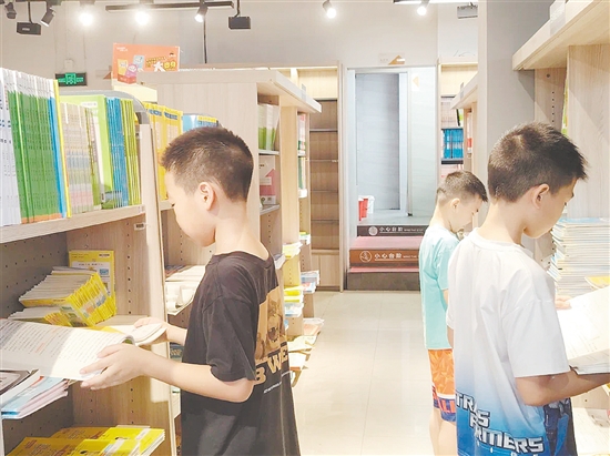 學(xué)生在選購(gòu)輔導(dǎo)書。