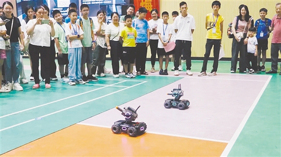 師生們近距離感受科技魅力。