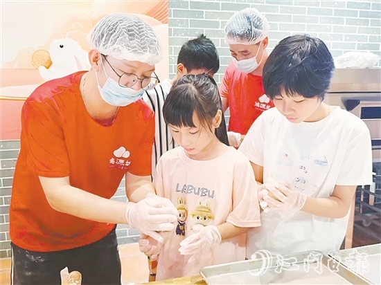 小學(xué)員們在師傅手把手的指導(dǎo)下認(rèn)真學(xué)習(xí)制作冬蓉月餅。