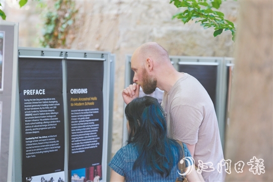 臺山僑捐學(xué)校展覽吸引外國觀眾參觀。