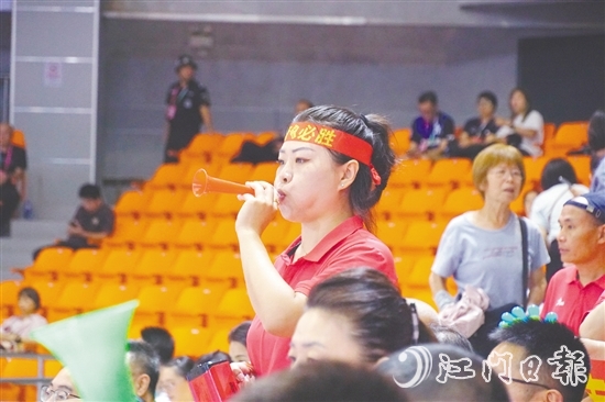 觀眾為支持的球隊加油。