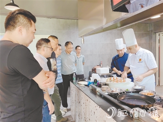 名廚云集，研發(fā)“臺山鮸”創(chuàng)新菜品，引來食客關(guān)注。
