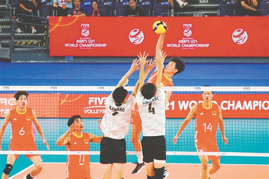 中國隊在比賽中展現(xiàn)出極強的韌性，最終以3：2戰(zhàn)勝日本隊挺進八強。