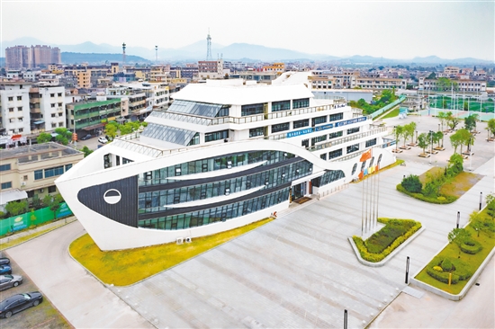 崖門壹號客廳由青少年活動中心升級改造而成，因外形酷似揚(yáng)帆出海的游艇而成為崖門鎮(zhèn)新的地標(biāo)建筑。