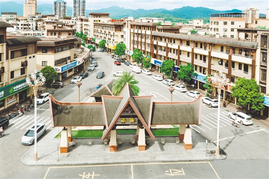 崖門文化綜合街區(qū)主干道注入東南亞風(fēng)情和蔡李佛文化元素，沿街建筑外立面和人行道升級改造，店面、路燈風(fēng)格統(tǒng)一。