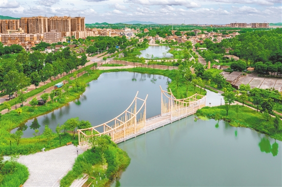 新時代公園占地面積達(dá)9萬平方米，建有生態(tài)湖、親水廣場、紅色教育區(qū)等，配套設(shè)施齊全。