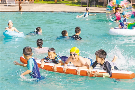 夏令營(yíng)中，孩子們玩水嬉戲。