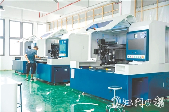 海高激光近日推出系列新產(chǎn)品，吸引客戶前來(lái)了解。