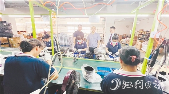 粵財普惠江門擔(dān)保公司工作人員上門了解企業(yè)需求。