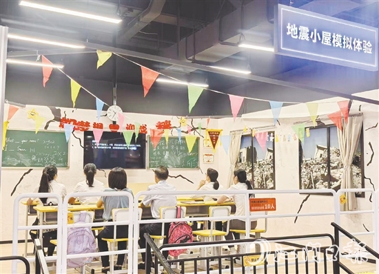 員工在地震小屋模擬體驗過程中學習標準避險動作。