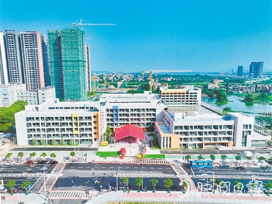 鶴山把教育作為重要民生工程來抓，大力推進(jìn)中小學(xué)校新（改、擴(kuò)）建工程。圖為鶴山市源林初心小學(xué)。