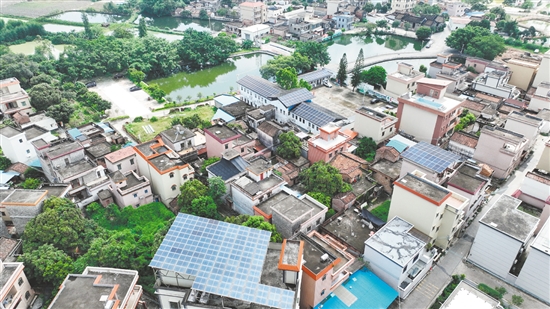 龍溪村是桃源鎮(zhèn)屋頂分布式光伏開(kāi)發(fā)試點(diǎn)村，龍溪村已有12戶(hù)村民參與“光伏+建筑”項(xiàng)目。