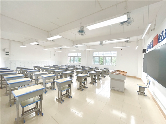 鶴山一中附屬中學本部校區(qū)的教室配備了觸控一體機、護眼照明燈以及嶄新的課桌椅等基礎設施，為學生提供良好的學習環(huán)境。