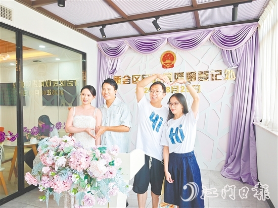 新人們?cè)陬C證大廳合影留念。