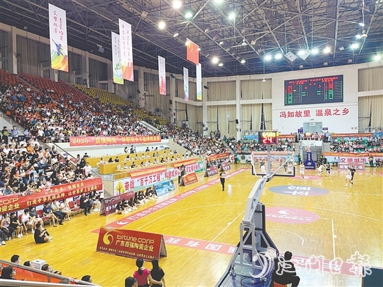 有業(yè)內(nèi)人士表示，女籃賽事的火爆體現(xiàn)了“粉絲經(jīng)濟(jì)”的崛起。