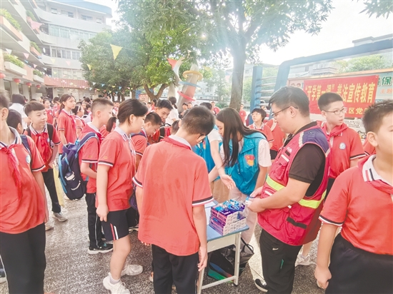 同學們在積極答題。