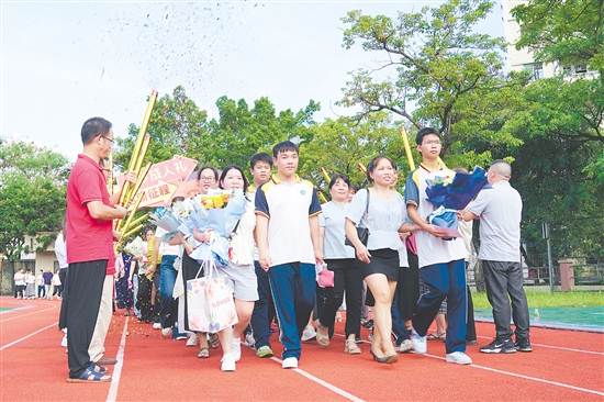 恩平市華僑中學(xué)高三學(xué)子在老師和家長的陪同下昂首闊步向前行。