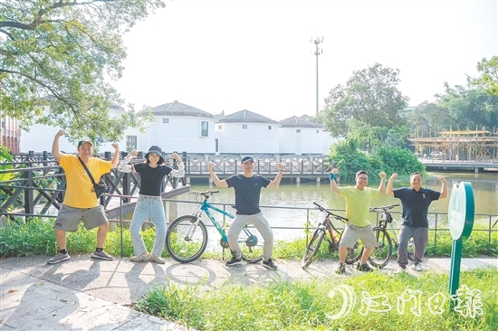 塘口墟社區(qū)組織年輕人開展環(huán)圩騎行活動。
