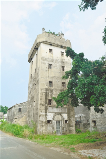 歷經(jīng)風雨，向賢樓外墻隱約可辨的彈痕，仍講述著當年的抗戰(zhàn)故事。臺山市委黨史研究室供圖