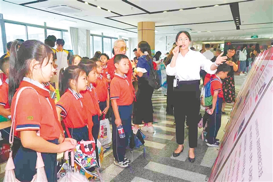 學生參觀江門抗戰(zhàn)歷史專題巡回展，了解江門烽火歲月，銘記抗戰(zhàn)歷史。郭永樂