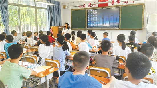 開(kāi)平市第一中學(xué)七年級(jí)新生在上第一節(jié)課。