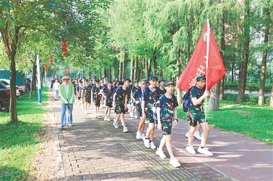 金山中學七年級學子進行國防教育訓練。