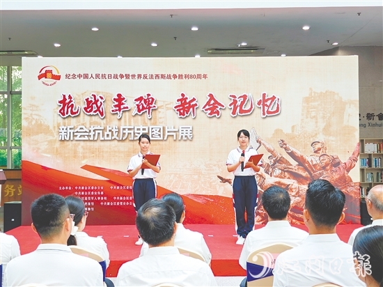 開幕儀式上，新會華僑中學(xué)學(xué)生帶來詩詞朗誦《烽火八十載，信仰照未來》。