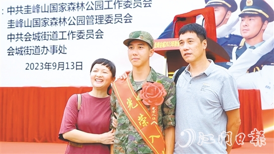 入伍近兩年來，黃壹舟與父母只見過一面。