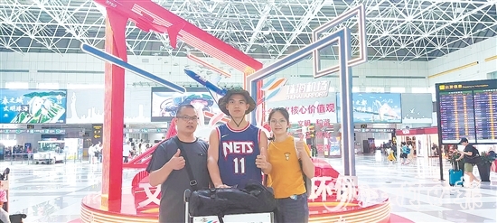 2023年夏天，父親、姐姐送彭濤前往軍校入學(xué)。