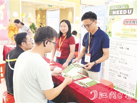 活動(dòng)通過(guò)“商圈設(shè)攤”的創(chuàng)新模式，為求職者提供“零距離”就業(yè)服務(wù)。