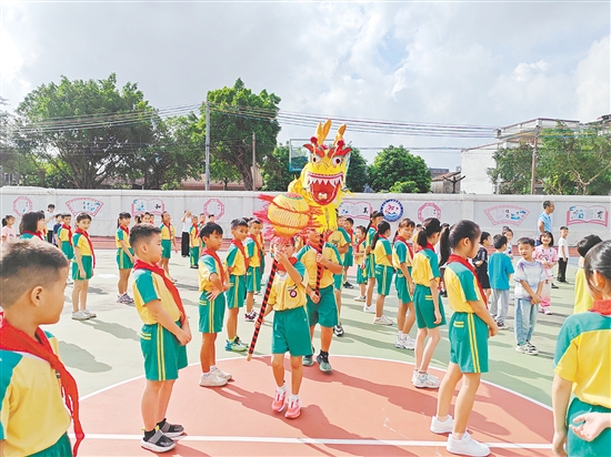 聯(lián)和小學(xué)的同學(xué)們舞動(dòng)金龍。