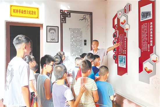 崖門(mén)鎮(zhèn)優(yōu)秀“五老”代表?xiàng)顦s超為孩子們介紹旺沖軍民抗日事跡。