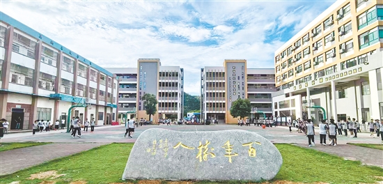 在赤溪中學(xué)校園內(nèi)，現(xiàn)代化建筑與自然環(huán)境相得益彰。