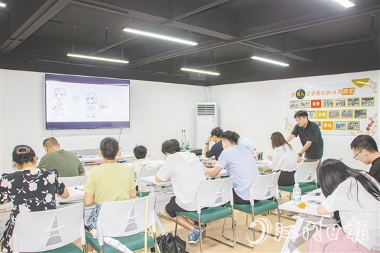 蓬江文明（青年）夜校精心設(shè)計(jì)了漫畫等多類課程，助力青年培養(yǎng)興趣愛好。
