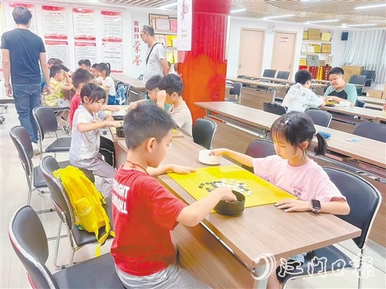 孩子們參加石沖社區(qū)舉辦的圍棋興趣班。
