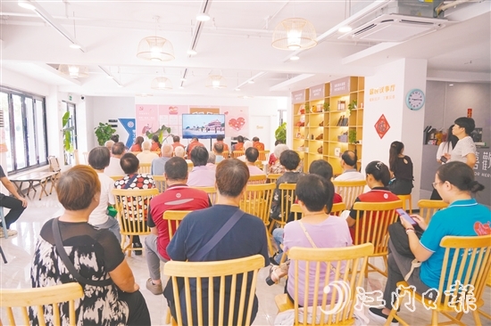 新就業(yè)群體、社區(qū)居民、黨員志愿者一同觀看閱兵儀式。