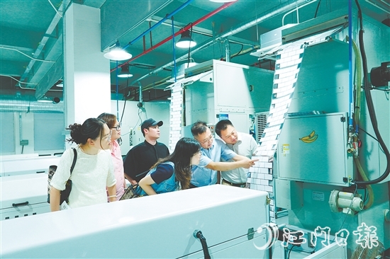 江門企業(yè)家研修班學(xué)員參觀恒健實(shí)業(yè)智能生產(chǎn)線。