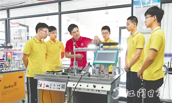 吳恩來(lái)正在指導(dǎo)學(xué)生們實(shí)訓(xùn)。