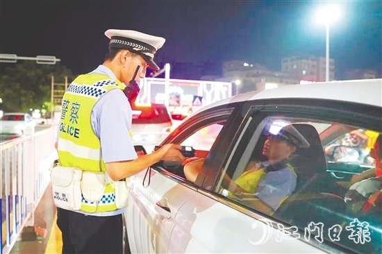 在重點(diǎn)路段、重要路口，鶴山市公安局科學(xué)布設(shè)臨時(shí)卡點(diǎn)，對(duì)過往車輛實(shí)施精準(zhǔn)盤查。