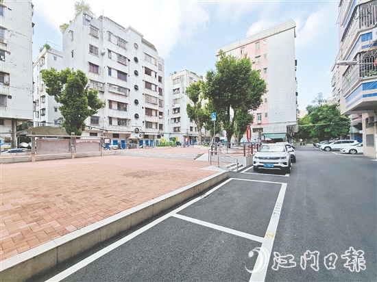 在屏苑一區(qū)，瀝青道路走起來平坦舒適。