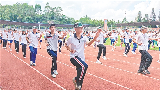 鶴山一中于9月1日至7日開展軍訓(xùn)，高一新生跟隨教官學(xué)習(xí)軍體拳、警衛(wèi)拳的動(dòng)作要領(lǐng)。