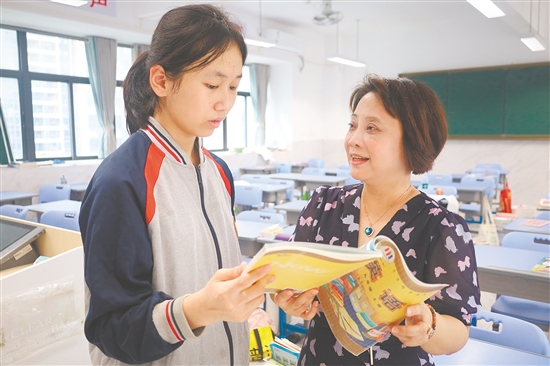 阮美賢為學生講解問題。