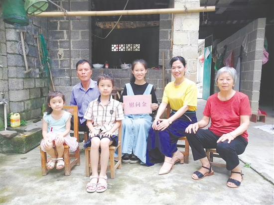 支教期間的岑轉娣（右2）。