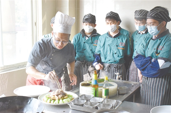 羅國永指導學生實訓。