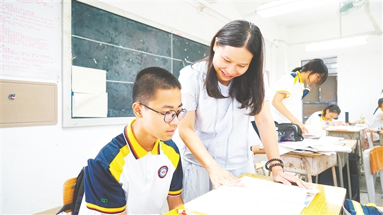 施敏儀與學(xué)生談心。