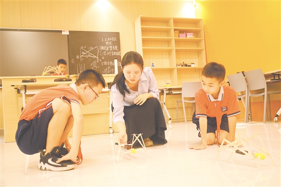 助力學(xué)生逐夢科學(xué)的梁婉嫻。