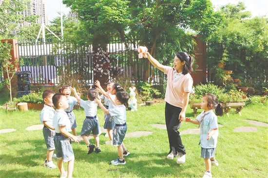 陪孩子做游戲的陳潔瑩。