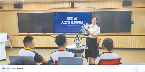 馮健群在授課。